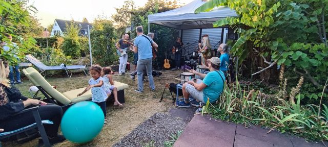Foto von einem Musikfest in Pias Garten