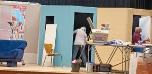 Eine Frau beim Bühnenbau