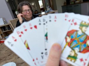 Pia beim Kartenspiel